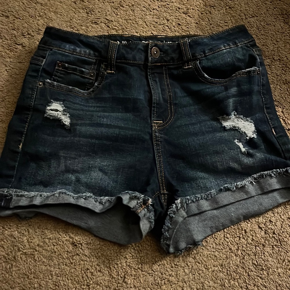 Dark wash ripped high rise jean shorts in SIZE 6/7.